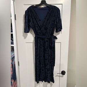 Fraiche by J Size Large Navy Blue Floral Wrap Dress